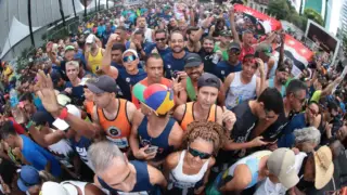 Pessoas aguardam o início da 100ª Corrida Internacional de São Silvestre.