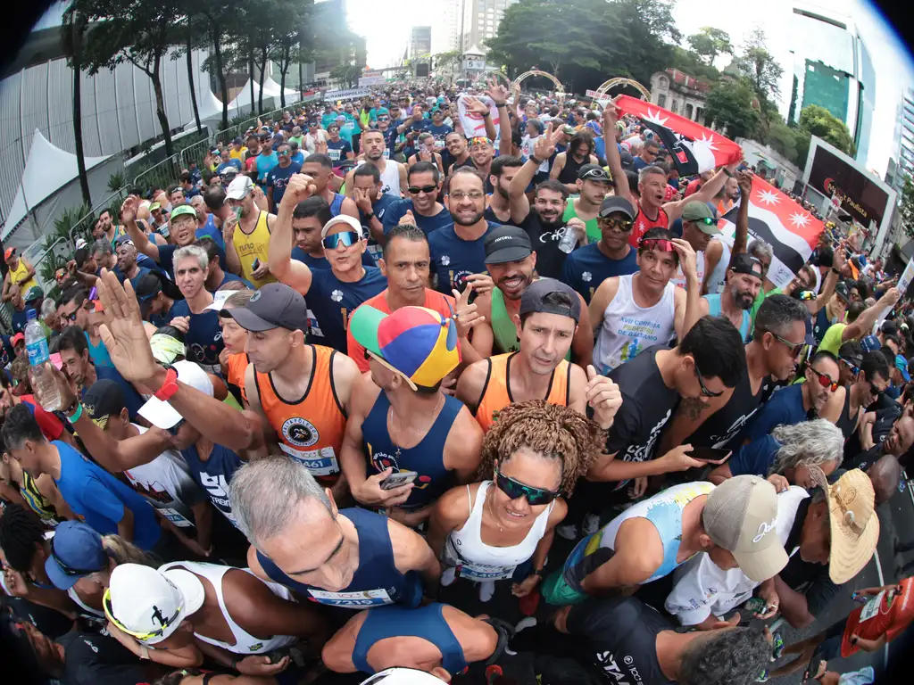 Pessoas aguardam o início da 100ª Corrida Internacional de São Silvestre.