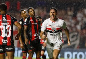 calleri comemorando gol sobre o vitória