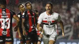 calleri comemorando gol sobre o vitória