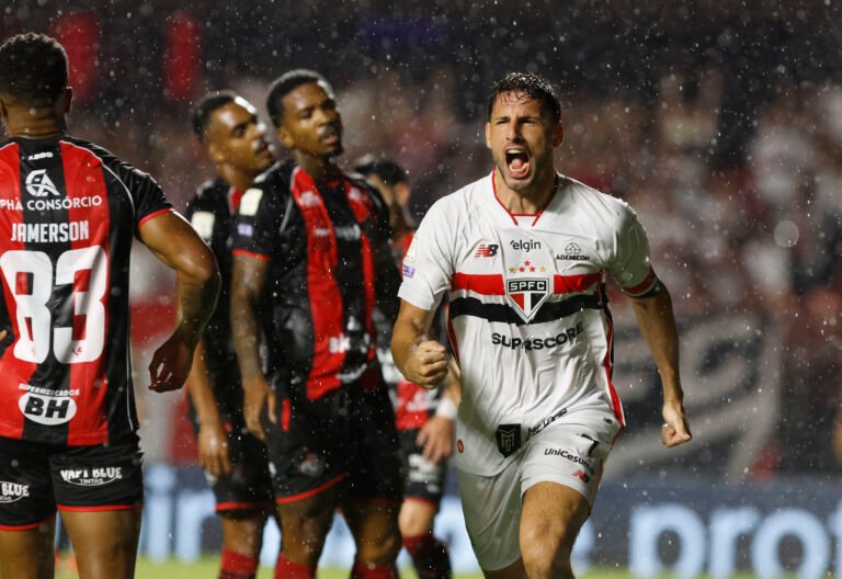calleri comemorando gol sobre o vitória