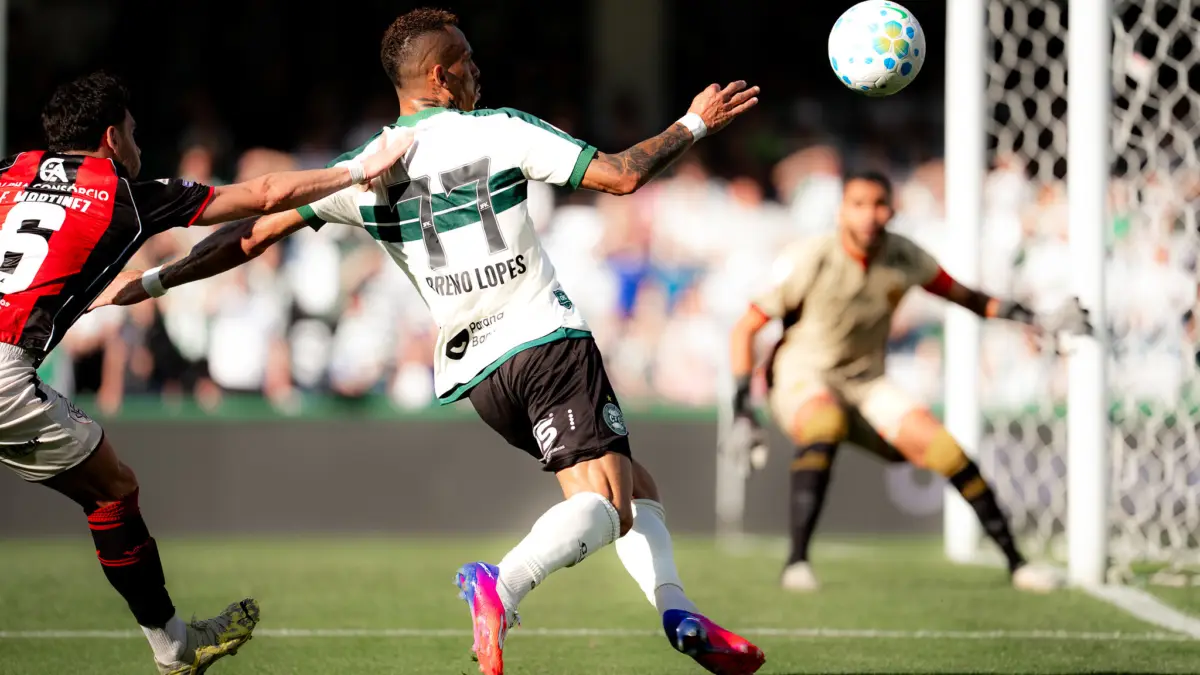 jogadores do Vitória e Coritiba
