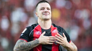 Renato Kayzer comemora gol no Vitória
