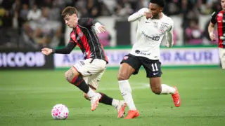 Torcida do Vitória provoca Corinthians em Itaquera com canto sobre rebaixamento