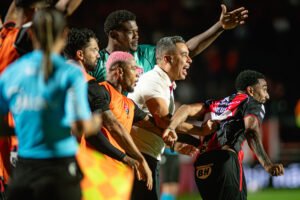 jair ventura e joadores do vitória comemorando goleada em cima da Chapecoense