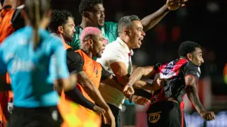 jair ventura e joadores do vitória comemorando goleada em cima da Chapecoense