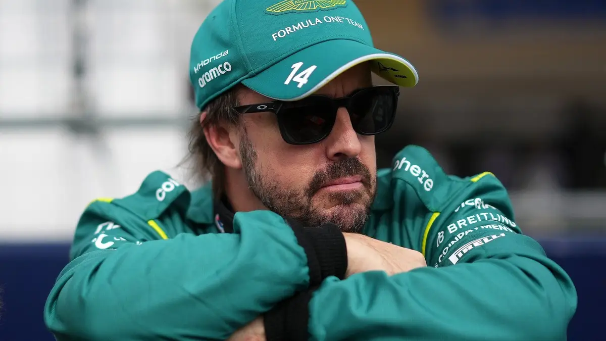 Fernando Alonso, piloto da Aston Martin, e Alex Albon, piloto da Williams, em ação no GP dos Estados Unidos.