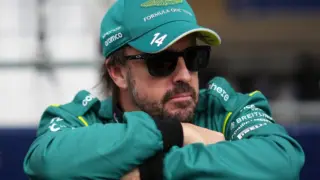 Fernando Alonso, piloto da Aston Martin, e Alex Albon, piloto da Williams, em ação no GP dos Estados Unidos.