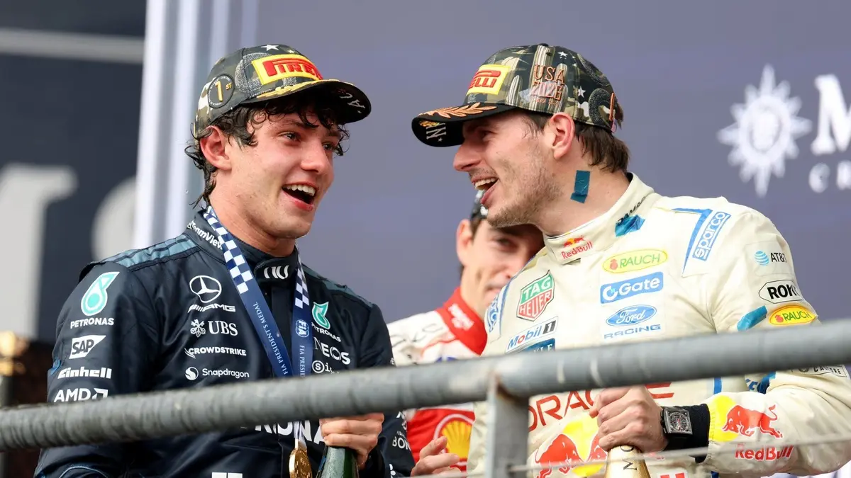 Andrea Kimi Antonelli, piloto da Mercedes, celebra vitória no GP dos Estados Unidos de Fórmula 1.