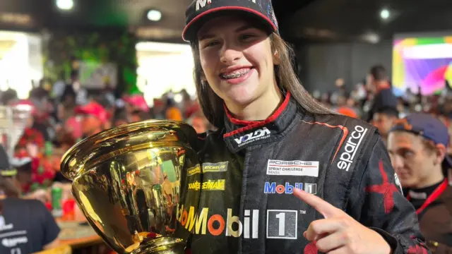Antonella Bassani ao lado de seu carro Porsche #72 na pista