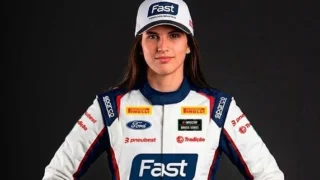 Antonella Bassani posa ao lado de carro de corrida da NASCAR Brasil