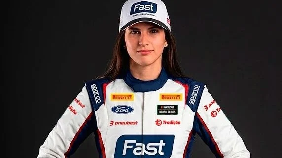 Antonella Bassani posa ao lado de carro de corrida da NASCAR Brasil