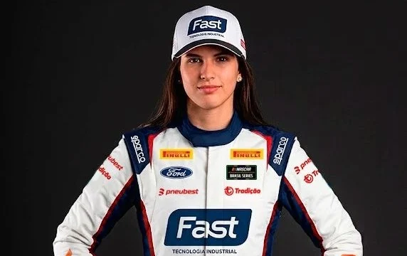 Antonella Bassani posa ao lado de carro de corrida da NASCAR Brasil