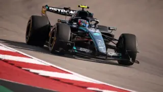 Andrea Kimi Antonelli celebra a pole position em seu carro de Fórmula 1 no circuito de Austin