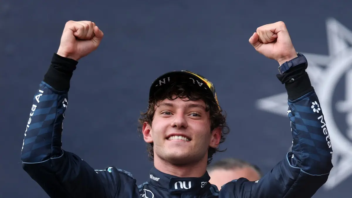 Andrea Kimi Antonelli em seu carro da Mercedes na Fórmula 1, com o número 12 visível.