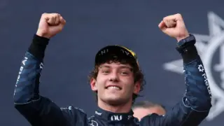 Andrea Kimi Antonelli em seu carro da Mercedes na Fórmula 1, com o número 12 visível.