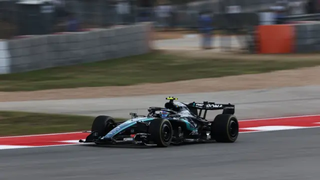 Kimi Antonelli pilotando seu carro de Fórmula 1 na pista durante o Grande Prêmio dos Estados Unidos