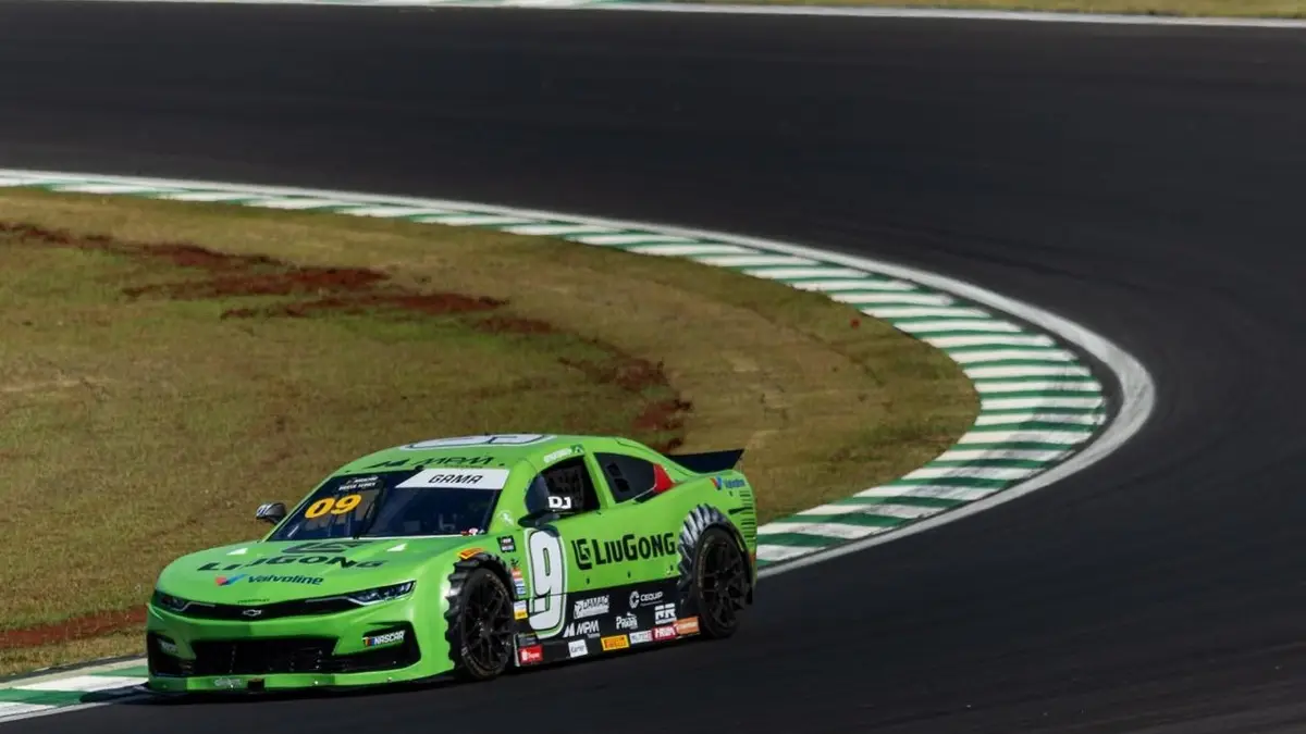Arthur Gama em seu carro da NASCAR Brasil durante treino em Chapecó