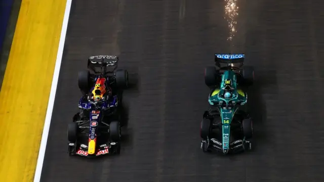 Fernando Alonso em carro da Aston Martin e o logotipo da Red Bull Racing, representando a especulação de motores na Fórmula 1.