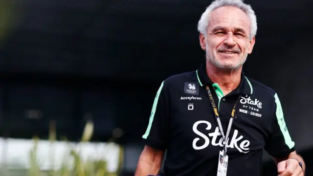 Beat Zehnder, ex-gerente da Sauber, ao lado de Charles Leclerc em comemoração