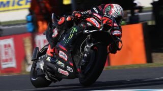 Marco Bezzecchi em sua moto Aprilia durante o treino livre do GP da Austrália de MotoGP