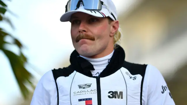 Valtteri Bottas, piloto da Cadillac, conversando com o chefe de equipe Marcin Budkowski