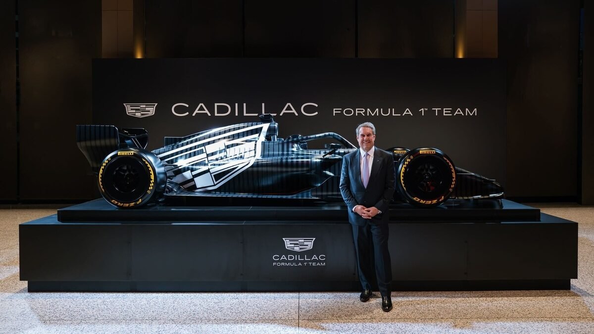 Mark Reuss, presidente da General Motors, em evento, apresentando o carro da Cadillac F1
