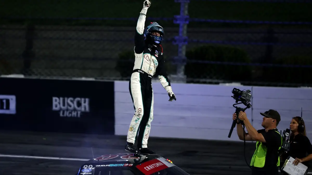Chandler Smith comemora vitória na NASCAR Truck Series em Martinsville