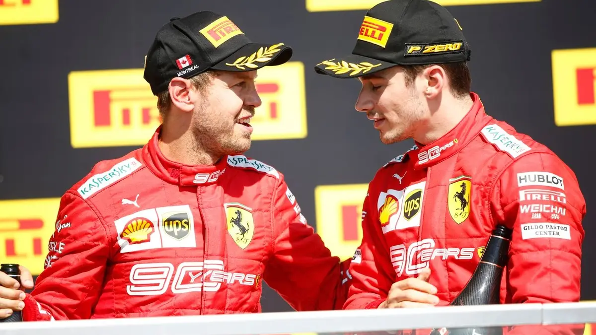 Charles Leclerc no pódio do GP dos Estados Unidos com o troféu