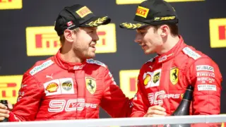 Charles Leclerc no pódio do GP dos Estados Unidos com o troféu