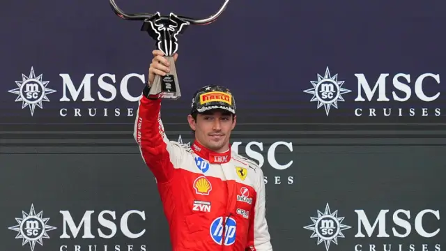 Charles Leclerc pilotando um carro da Ferrari durante uma corrida de Fórmula 1.