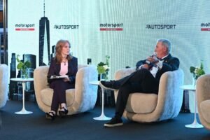 Chase Carey, ex-CEO da Liberty Media, falando em um evento de negócios.