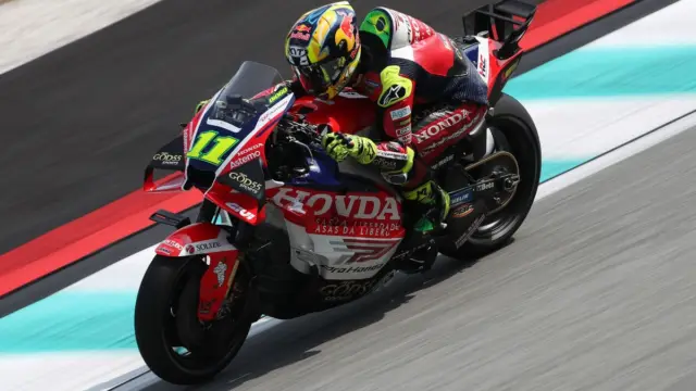 Diogo Moreira pilotando sua moto da LCR Honda na pista de Sepang durante o GP da Malásia de MotoGP