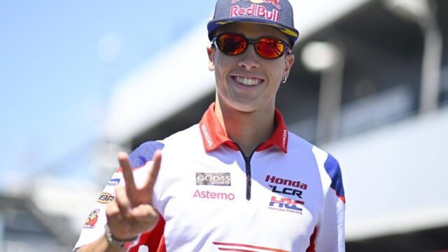 Diogo Moreira, piloto brasileiro, em sua moto de corrida da MotoGP
