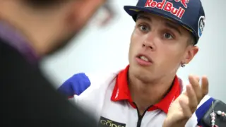 Diogo Moreira, piloto brasileiro de motovelocidade, em sua moto durante uma corrida de MotoGP.