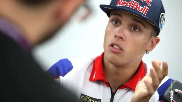 Diogo Moreira, piloto brasileiro de motovelocidade, em sua moto durante uma corrida de MotoGP.