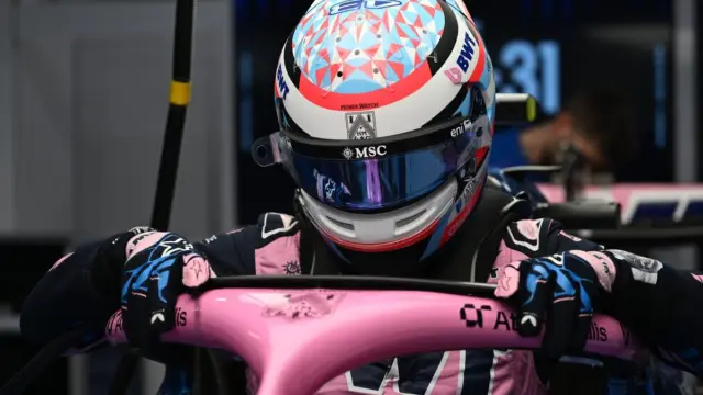 Piloto novato Gabriele Mini no cockpit de um carro da Alpine durante um treino livre de Fórmula 1
