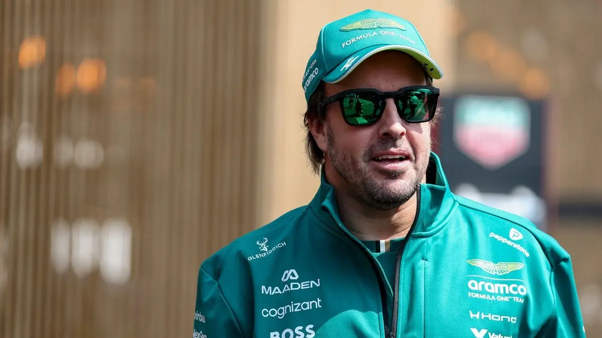 Fernando Alonso, piloto da Aston Martin, em coletiva de imprensa da Fórmula 1, discute padrões de pilotagem