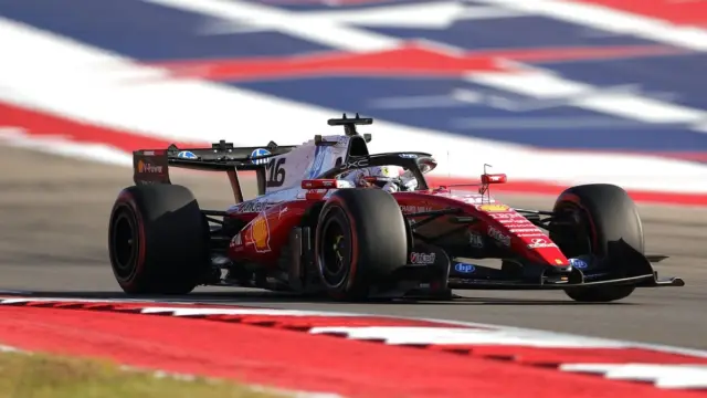 Carro da Ferrari de Fórmula 1 em alta velocidade na pista do Circuito das Américas durante o Grande Prêmio dos Estados Unidos