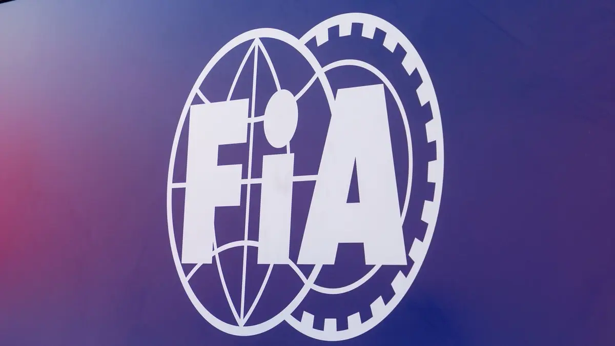 O presidente da FIA, Mohammed Ben Sulayem, ao lado de Andrea Kimi Antonelli, da Mercedes.