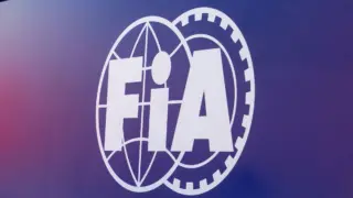 O presidente da FIA, Mohammed Ben Sulayem, ao lado de Andrea Kimi Antonelli, da Mercedes.