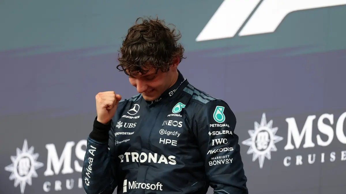Kimi Antonelli dirigindo um carro de Fórmula 1 em uma pista de corrida durante o Grande Prêmio do México