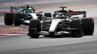 Carro de Fórmula 1 em pista durante o Grande Prêmio do México