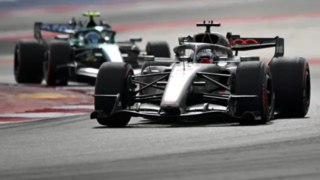 Carro de Fórmula 1 em pista durante o Grande Prêmio do México