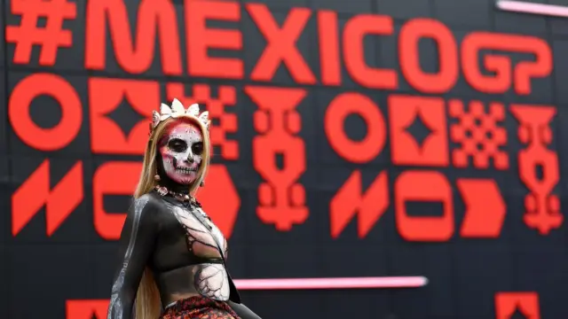 Mulher com traje tradicional e pintura facial