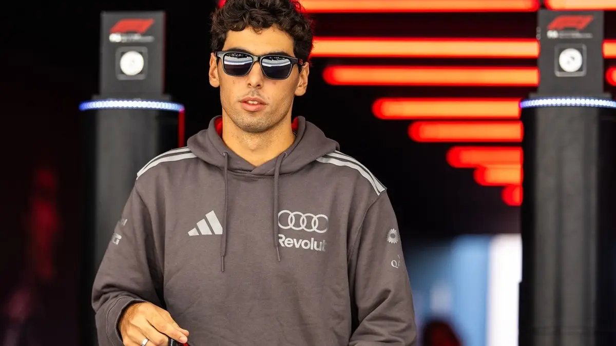 Gabriel Bortoleto em ação com seu carro da Audi durante uma corrida de Fórmula 1