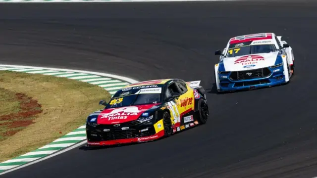 Carro da NASCAR Brasil do piloto Gabriel Casagrande em alta velocidade na pista de Chapecó durante treino livre.