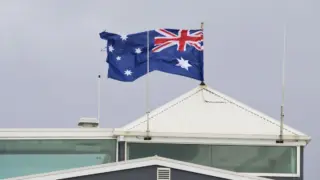 Pilotos de MotoGP em corrida sob chuva em Phillip Island, Austrália