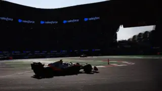 Carro de Fórmula 1 em alta velocidade no Autódromo Hermanos Rodríguez durante o GP do México.