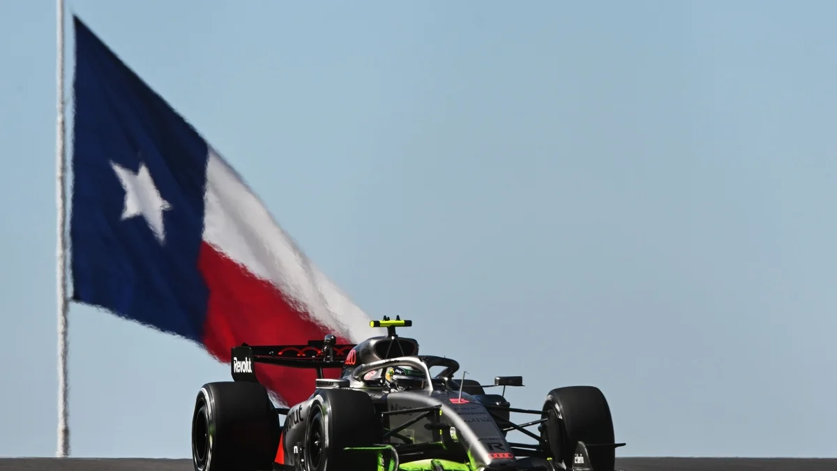 Carro de Fórmula 1 em alta velocidade durante o Grande Prêmio dos Estados Unidos no Circuito das Américas em Austin